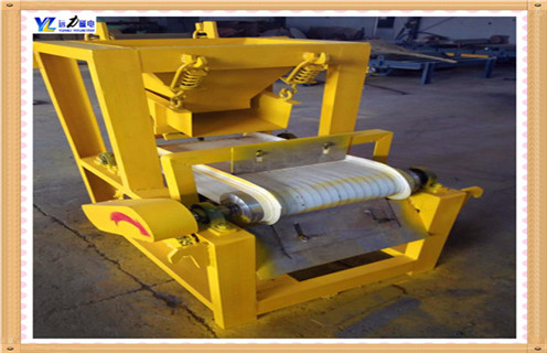 小型小猪视频黄版APP2018年依然走俏,由矿山开采出来的原矿石,给破碎.磨矿.分级后,一般使用磁选设备进行铁粉的选出工作.而磁选机的选择是关键.一般磁选机的选择方法是根据原矿化验后,再确实磁选设备,哪种磁选设备更适合原矿磁选工作,效率更高.有些人会认为磁场强度越高越有利于磁性物质的回收,事实并非如此,有过实践经验的朋友通常不会这样认为.它们会根据原矿化验出来的品质,进一步确定磁选机的磁场强度