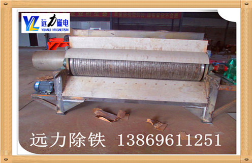 湿式永磁磁选机工作原理,小猪视频APP官方下载湿式永磁磁选机,是在参与水的情况下,通过湿式浓缩所得到的精矿,进行湿选精制,从而进一步提高矿石品位.湿式永磁体筒式磁选机采用磁性高稀土NdFeB磁块和铁氧体磁块形成复合磁系统,具有磁场强度高,磁场强,深磁场效应,难退磁的特点.因此该湿式永磁筒式磁选机无论在设备处理能力,适应性方面效果都不错.