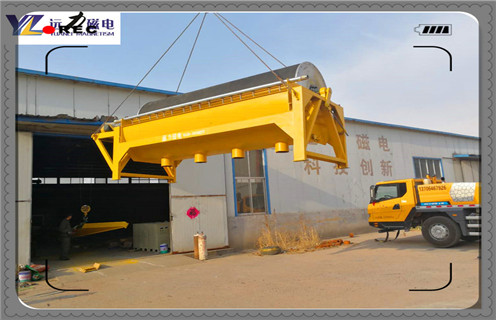 　　干式永磁高梯度磁选机，该机有内外两个永磁磁系，两磁系之间的分选间隙可以调节。工作时，经过叶轮分散的干燥物料随叶轮风力带人磁选机的分选空间，非磁性物随自身的轨迹抛落出去，磁性物吸附于钢板网介质上，随介质转动离开分选空间并在磁介质的振动下脱落。机械振动能提高物料分选精度，筒式可以避免物料的机械夹杂。该机用于钾长石除铁时。给料粒度为-0.045mm，经分选后含Fe2O3含量从0.27%降至0.18%，除铁效果明显。  　　一、干式永磁高梯度磁选机磁化系数  　　1、矿粒物理性质(矿粒大小、比磁化系数)已定的情况下，取决于矿粒所在位置的磁场梯度。磁场梯度简单说是表征磁场均匀度的物理量，梯度越高磁场变化越剧烈，矿粒两端所受背景场变化越大。  　　2、从而使得矿粒两端的感应场差值就越大，贵州高梯度磁选机，贵州高梯度磁选机，贵州高梯度磁选机，矿粒所受的磁场力也就也大。  　　3、这就是为什么现在市面上设备动不动就说是高梯度磁选机的原因。以上有点类似于电伤人是电压伤人还是电流伤人的问题。所以能否构建高梯度磁场才是决定强磁除铁器“成败”的关键所在!